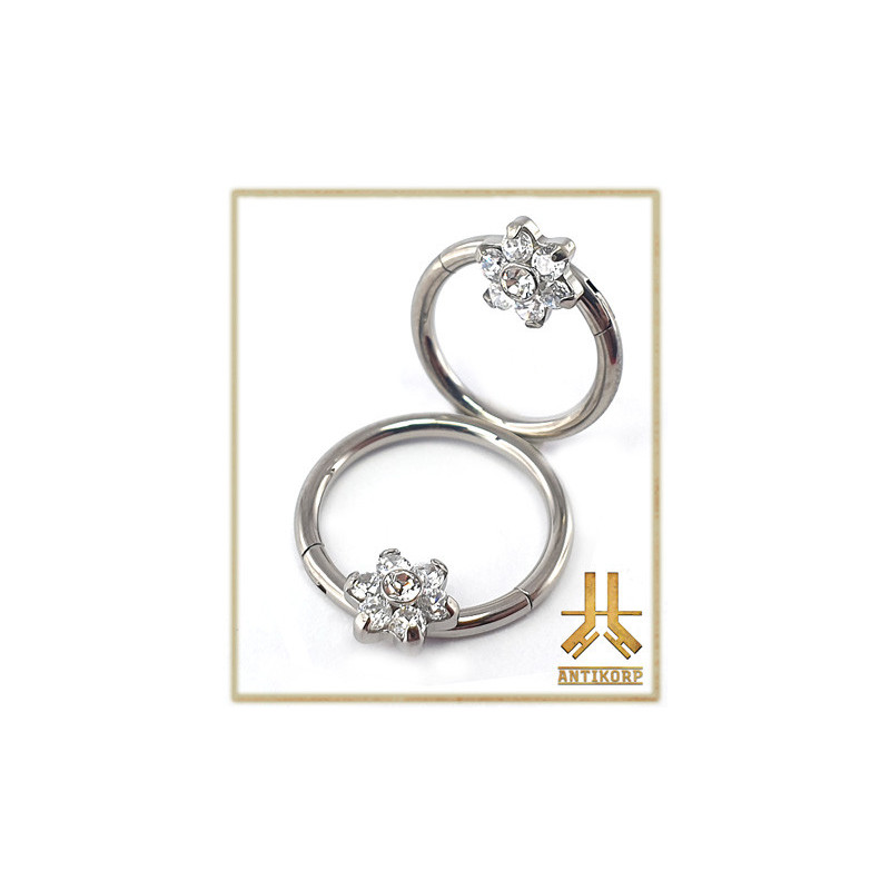 Anneau Clicker Titane Fleur Strass Front