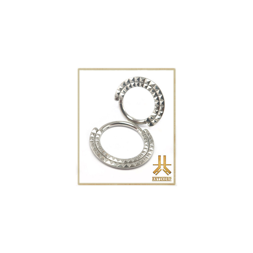Pyramid Clock Clicker Clicker ring Titanium F136 Double Cerclage Pyramides