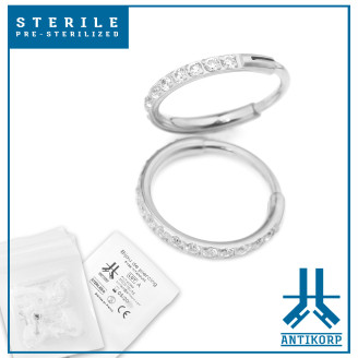 Anello a scatto sterile in titanio con incastonatura a strass
