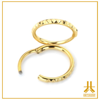Anillo Clicker 0.8mm Titanio F136 PVD Oro Pirámides