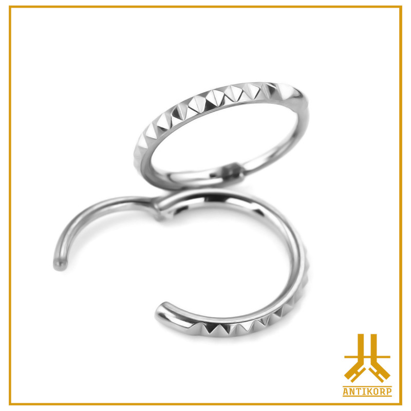 Clicker ring 0.8mm Titanium F136 Pyramids