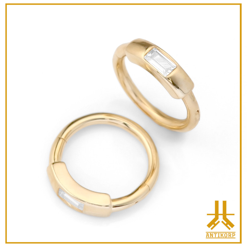 Anello a scatto con strass fusi in oro 14k